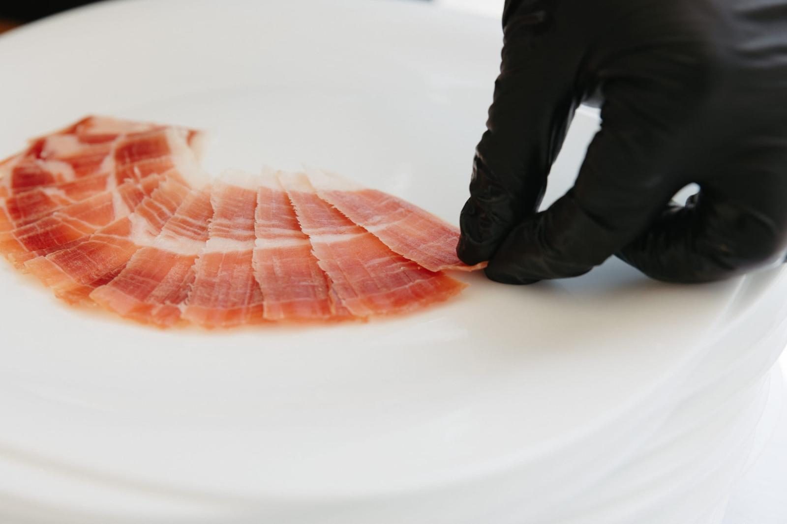 Detalle de loncha de jamón ibérico recién emplatada por el cortador